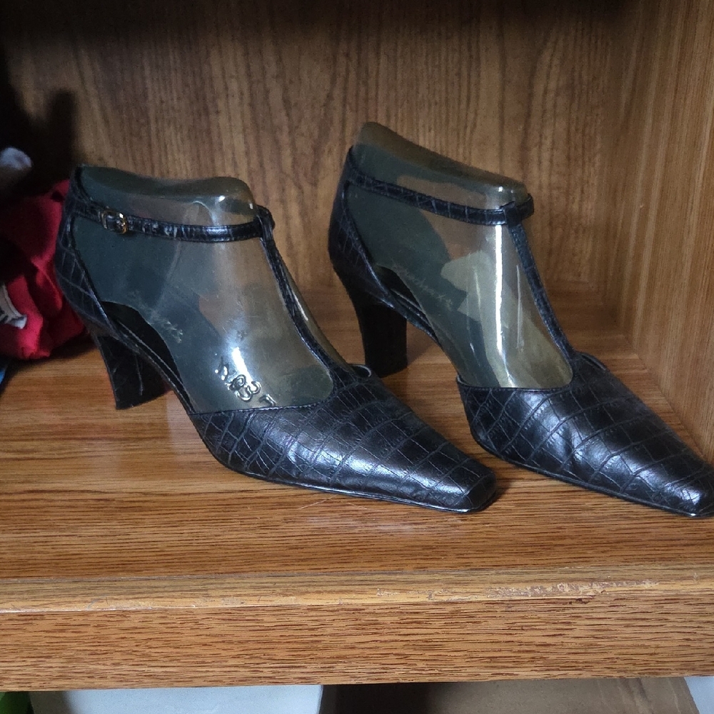 Chadwicks Black Heels with Medium Height